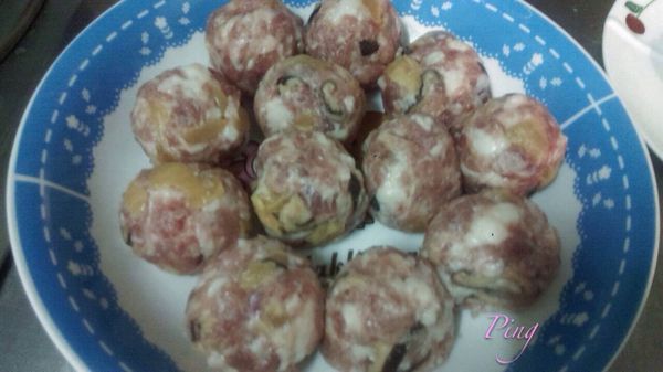 搓揉成自己要的大丸子小後.
靜置15分讓瓜仔鹹甜味滲入絞肉內.(可先放置冰箱冰)
.蒸鍋外放一杯米杯水→壓