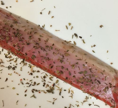 鮭魚魚肚灑些義大利香料醃