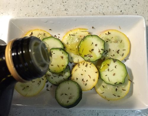 櫛瓜切0.3cm圓片，灑些海塩,義大利香料及橄欖樹醃