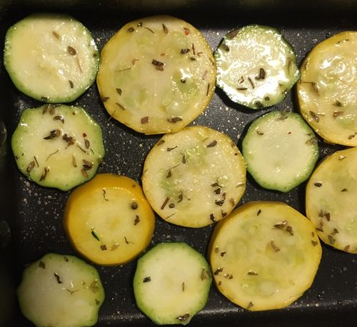 鍋裡放一點點的橄欖油，放入櫛瓜兩片煎至金黃色，放一旁待用