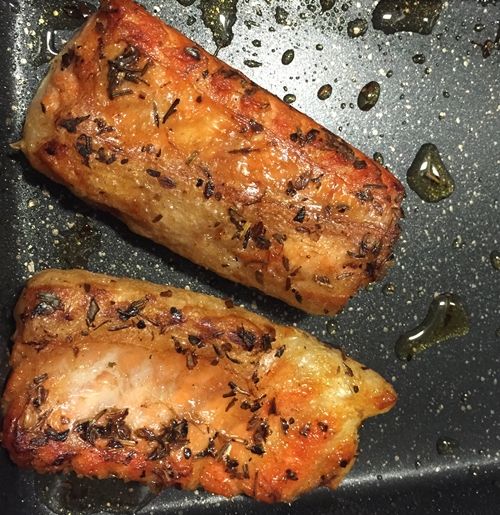 免洗鍋,,免放油
放入加了香料的鮭魚肚，煎至兩面酥脆金黃色