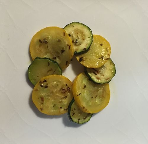 白色盤上，將櫛瓜擺成圓型花狀