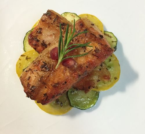 煎好的鮭魚排層疊上,,最後放上綠色新鮮香草當裝飾