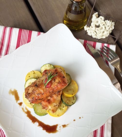 剛煎好魚的鍋子可放上些巴薩米克錯小滾一下，將醬汁淋上盤子當裝飾