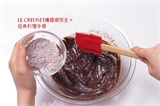 將1的粉狀材料分3次加入，用矽膠刮刀以切拌的方式大略地拌勻。如果有香甜咖啡酒，可以加入拌勻。