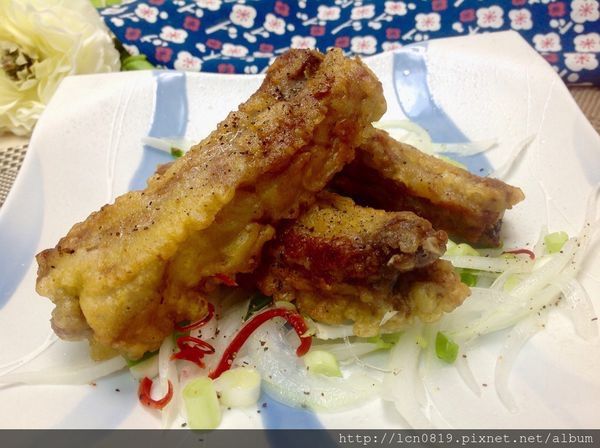 肋排醃入味，醃料：米酒、醬油、胡椒粉、蒜末、薑末，  酥炸粉加水調成糊狀 ，  肋排抹去醃料裹上酥炸粉糊， 炸至金黃，  洋蔥絲、辣椒絲、蔥末泡水去嗆味，   擺底，放上炸肋排，撒上七味粉