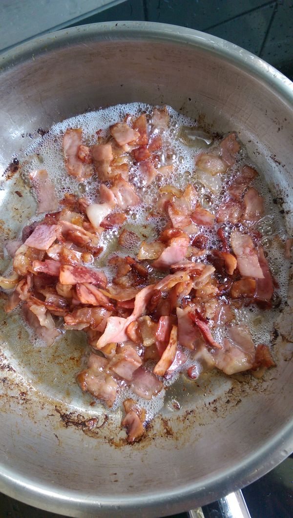 煎煮至喜好的程度後即可撈出放置一旁。