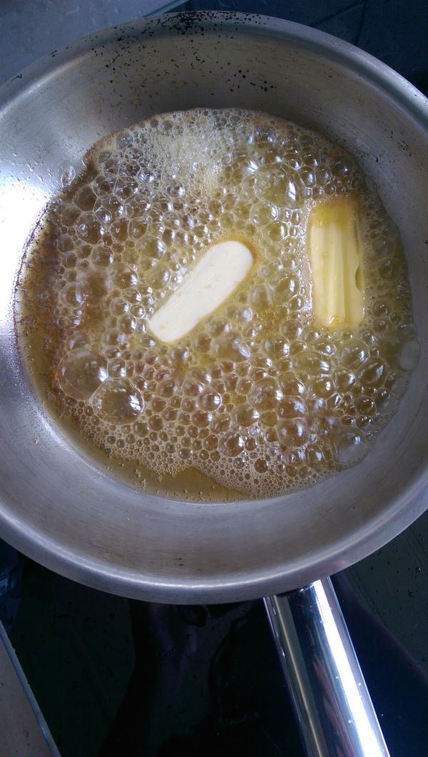 將鍋子洗淨，放入奶油。