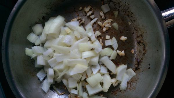 放入洋蔥丁（這時可開始煮通心粉），快起鍋時再加入墨西哥辣椒末。