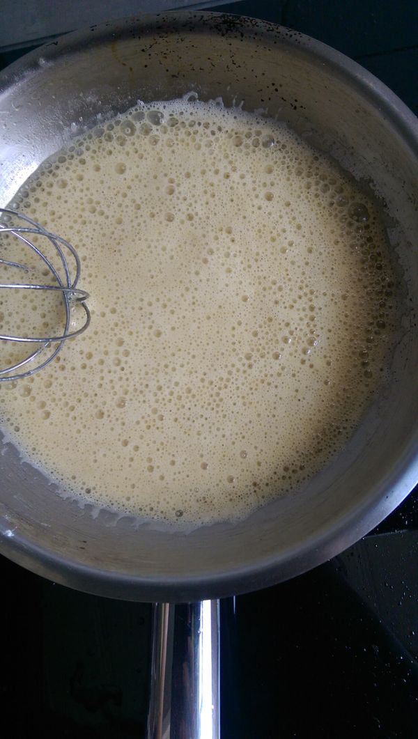 分2~3次加入中筋麵粉，自行斟酌避免倒入過量，過多的麵粉會造成麵粉結塊影響口感；以打蛋器迅速攪拌。