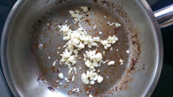 將過多的培根油盛出，用剩餘油爆香大蒜末。