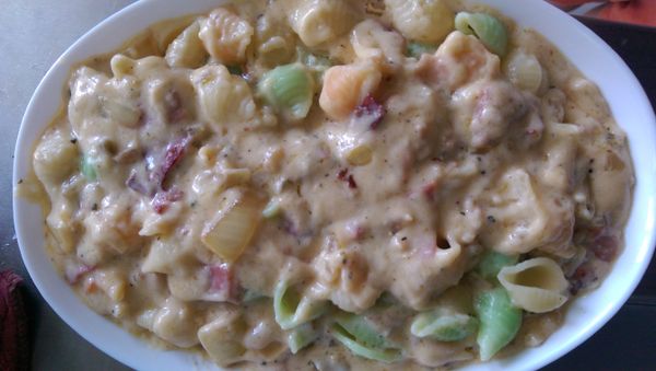 將通心粉與醬料混和於烤碗。
因為我沒買到通心粉所以以貝殼麵代替，但口感一樣好。