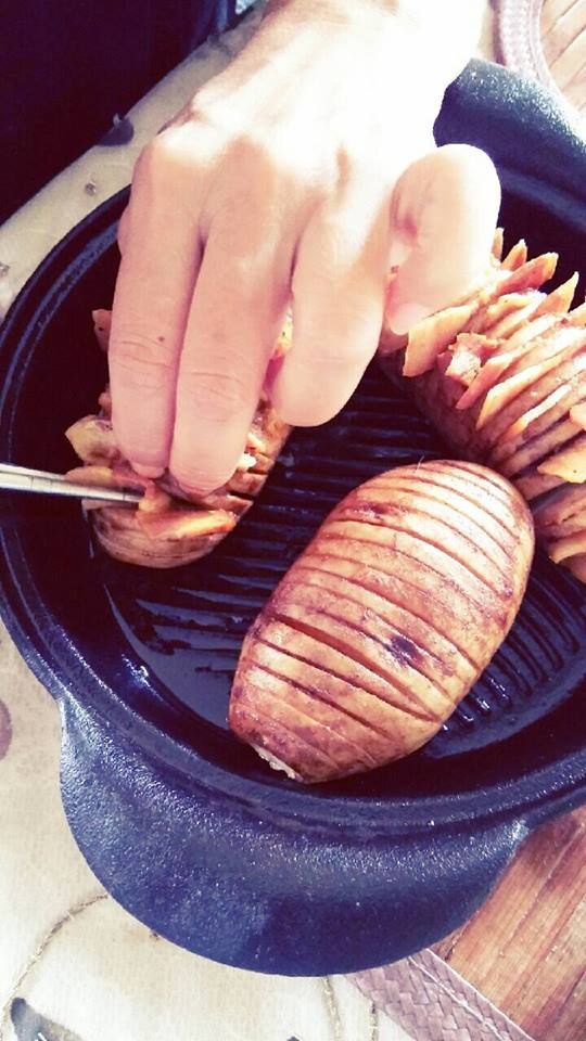 馬鈴薯冼凈。用刀在馬鈴薯上每隔4-5MM薄片切一刀，注意底部不要切斷 將切好的馬鈴薯用鋁箔紙包好，用醃料B(咖哩粉30g+橄欖油)入烤箱200度，上下火，中層，約烤40-50分鐘(也可用微波爐覆膜微波15-20分)。