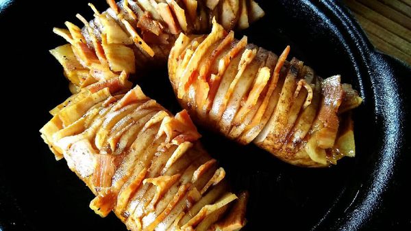 烤馬鈴薯的時候，將培根切成5CM左右的片狀，接著把培根放入新奧爾良烤翅醃料+紅酒(醃料A)醃料汁中拌勻，醃浸5-10分鐘 。