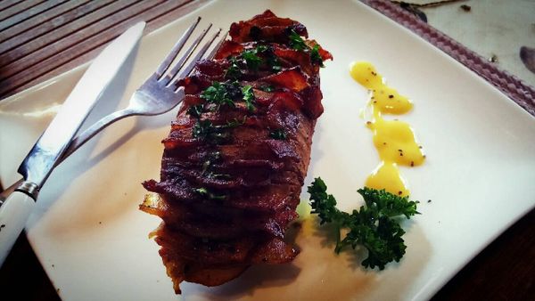 將烤好的馬鈴薯取出，撕掉鋁箔紙，將醃好的培根一片一片的夾入馬鈴薯的縫隙中，然後用刷子將醃料B(咖哩+橄欖油)味汁均勻的刷在馬鈴薯表面，再次放入烤箱，這一次不用鋁箔，200度/20分鐘即可幸福上桌。