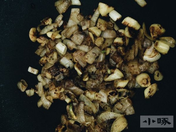 洋蔥完成後，先下肉類，待四面都煎的金黃後，再放入要燉煮的蔬菜，一併翻炒。