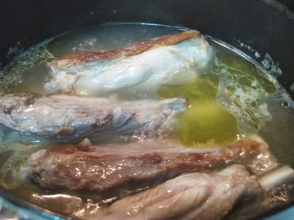 豬肋排放入油鍋中煎約5分鐘，至表面金黃後，倒入高湯(或水)至淹蓋過豬肋排的量即可。