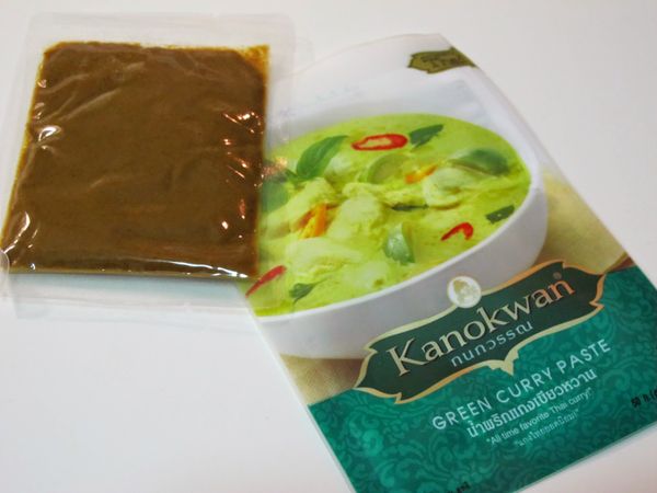 將綠咖哩醬包到入鍋中攪拌均勻，烹煮20分鐘。