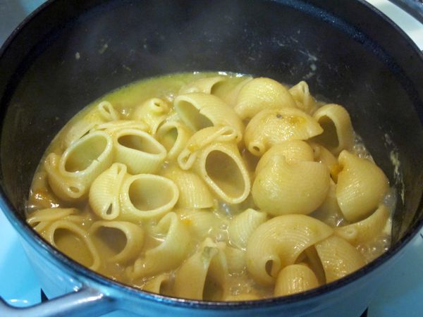 將義大利麵放入滾水中煮5~8分鐘後，加入咖哩鍋中一起煮5分鐘即完成。上桌前再淋上些許椰奶，增加香氣與美味度。