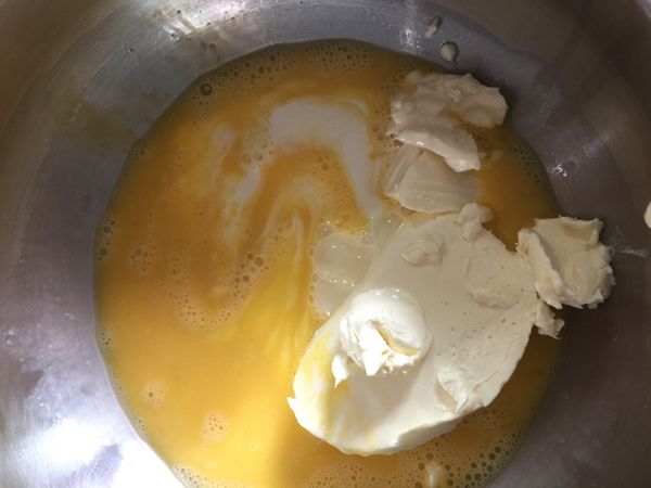 攪拌盆放入3顆雞蛋並打勻，加入奶油奶酪、牛奶拌勻