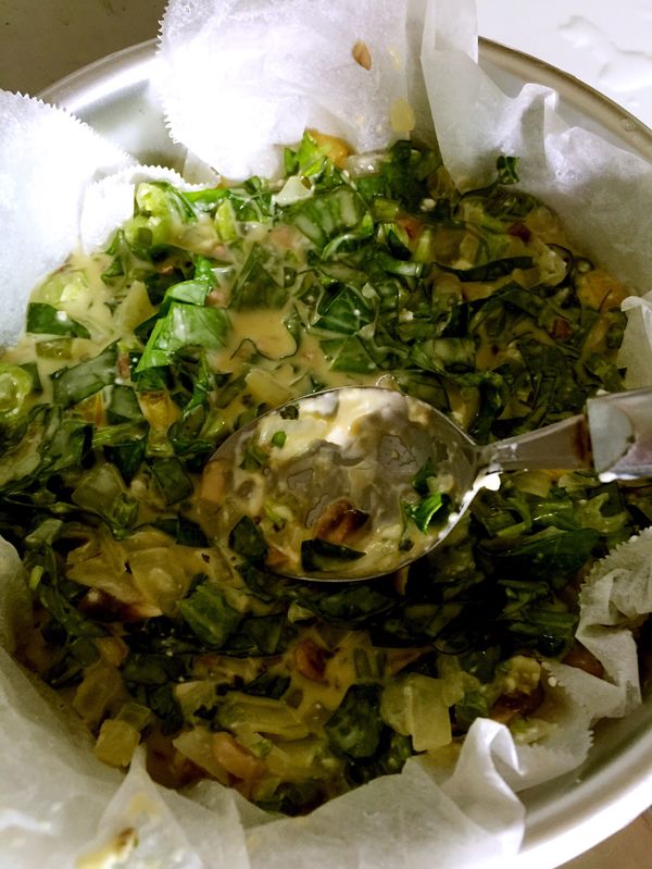 加入切碎的菠菜、紅、黃椒拌勻，移至6吋圓形烤盤中，以湯匙壓平蛋液