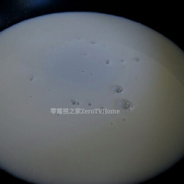 將牛奶置於鍋中，煮至沸騰冒泡。
 
瓦斯爐熄火。