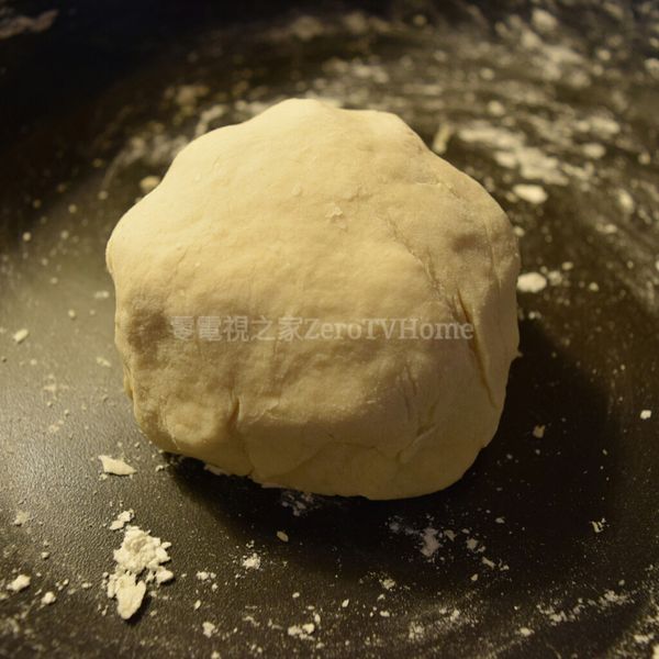 材料會變成一個柔軟而且不黏手的團狀，麵團的柔軟度跟耳垂差不多。
*牛奶要確實煮滾，趁熱加入麵粉，否則麵團會超黏手唷！