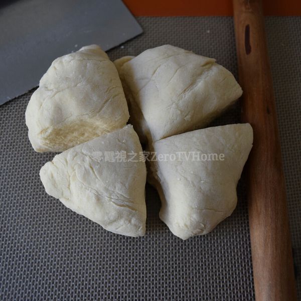 將麵團分成四等份。