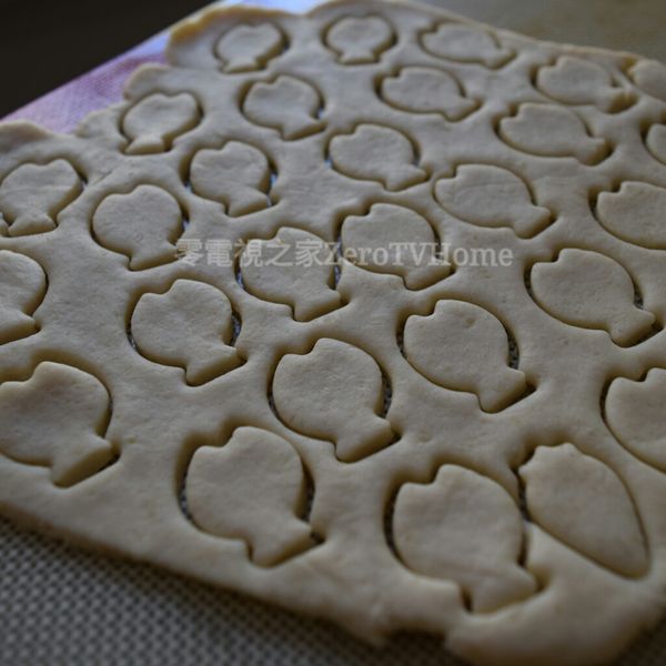 烤箱烘焙法：一邊壓餅乾，一邊把烤箱預熱至攝氏180度(華氏350度)。