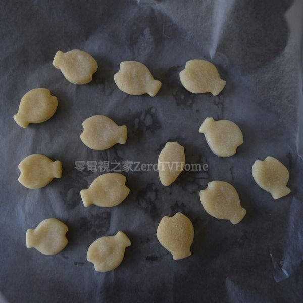 大同電鍋烘焙法：
 
大同電鍋的外鍋「不加水」。
 
在外鍋鋪上一張烘焙紙。
 
在烘焙紙上面放小魚餅乾的生胚，蓋好鍋蓋，按下開關。
 
當電鍋開關跳起時，讓它繼續悶15分鐘。