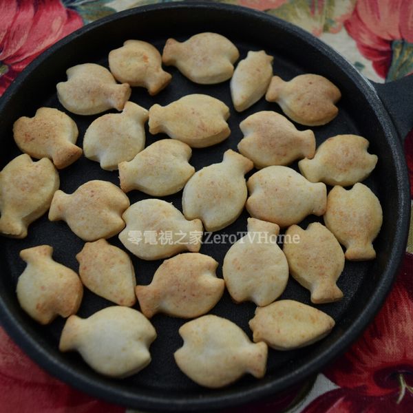 平底鍋烘焙法：跪婦麻麻實驗過以平底鍋來煎熟小魚餅乾，成品口感跟用大同電鍋乾蒸的類似。
 
把一面煎至金黃色之後，翻面煎熟另一邊，直到餅乾兩面都呈現金黃色澤即可。
 
家裡沒有烤箱的人兒不妨試試看唷！