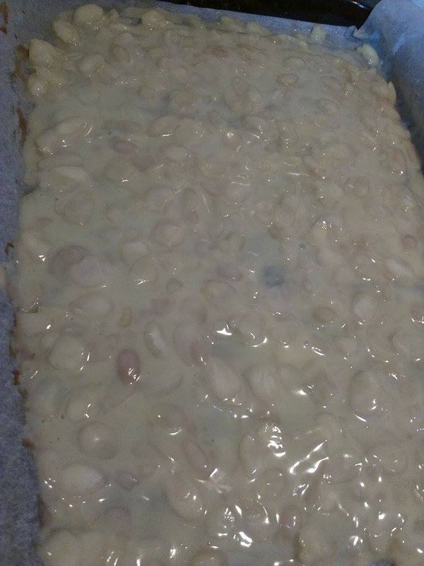 將杏仁片鋪在烤盤上，越薄越好，杏仁片盡量不要重疊到。