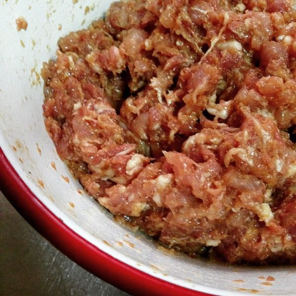 將豬絞肉與調味料拌到有黏性的程度