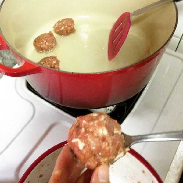 拿出墩鍋(冷鍋倒入冷油)，拿一支湯匙...將豬絞弄成圓球狀後放入鍋內煎(油熱後再煎)。