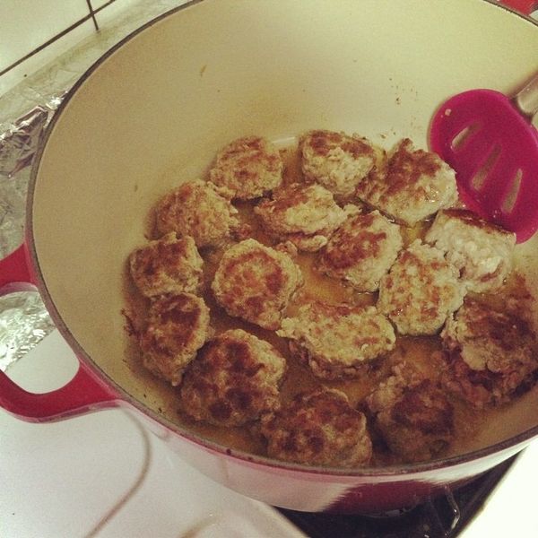 獅子頭煎到有焦香味後，即另外放到別的碗備用。