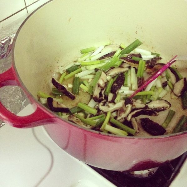 剛剛煎的油不要倒掉，來用此油爆香辛香料，將蔥、蒜、香菇放入鍋內爆炒出香氣