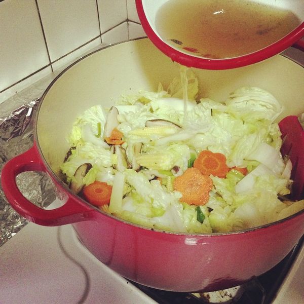 大白菜稍軟後，加入泡乾香菇的水墩煮