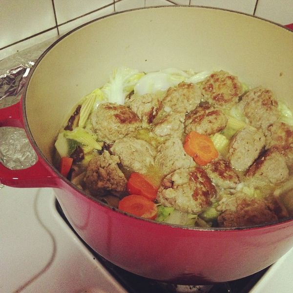 等菜皆軟熟後，再加入獅子頭墩煮(約5分鐘)