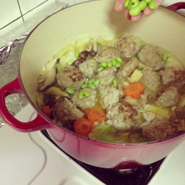 最後再加入少許的毛豆仁
(不要一開始放，最後放才保有脆度)，拌煮一下...試吃一下湯的鹹度，再適度的加鹽(因獅子頭與菜烹煮後醬油、沙茶的鹹味都會出來，鹽不用加太多唷)