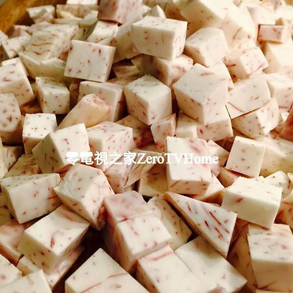 製作芋泥：將芋頭洗淨、去皮，用菜刀切成小塊。