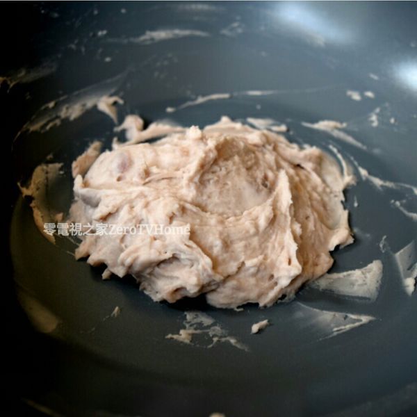 將熟軟的芋頭加上砂糖與沙拉油，用飯匙(或者馬鈴薯壓泥器)將芋頭壓成泥狀，攪拌均勻。
 
如果芋泥太濕潤，可以放到炒鍋內，將水份炒乾一些。