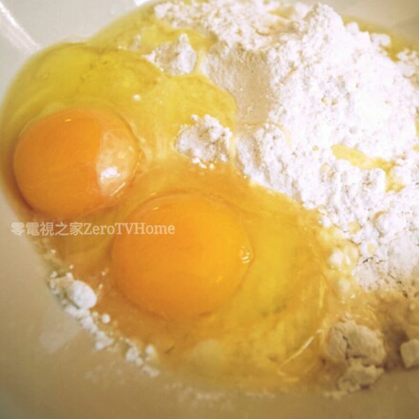 製作麵糊：將麵粉、牛奶、雞蛋、砂糖、無鋁泡打粉攪拌均勻。