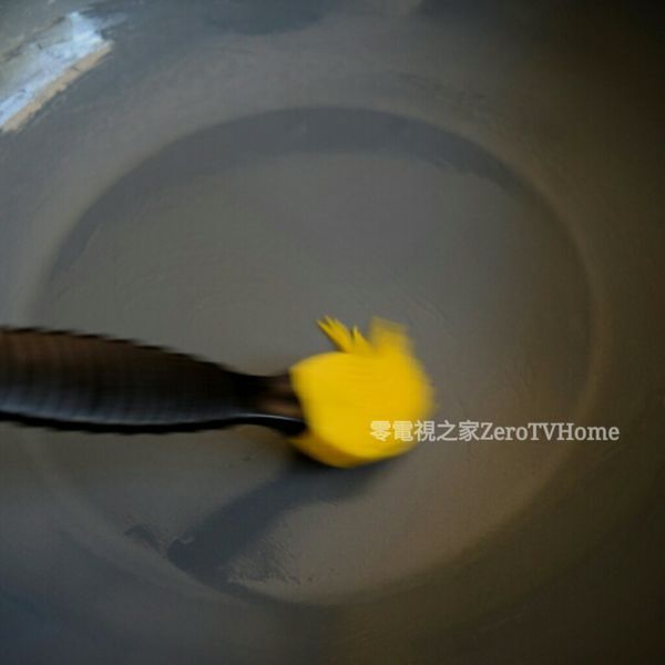 製作煎餅：將平底鍋塗抹上薄薄的一層植物油。