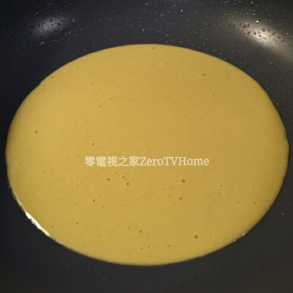 瓦斯爐調整至中火，把一半的麵糊倒入鍋內。