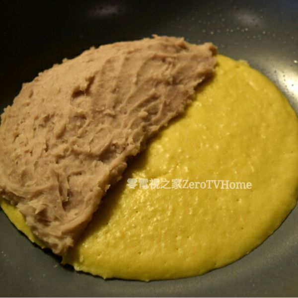 等煎餅表面完全凝固，就可以放上芋泥。
 
喜歡吃多少餡料就放多少，做點心就是可以這麼隨性。
 
跪婦麻麻是芋頭控，放了超～多～的芋泥。