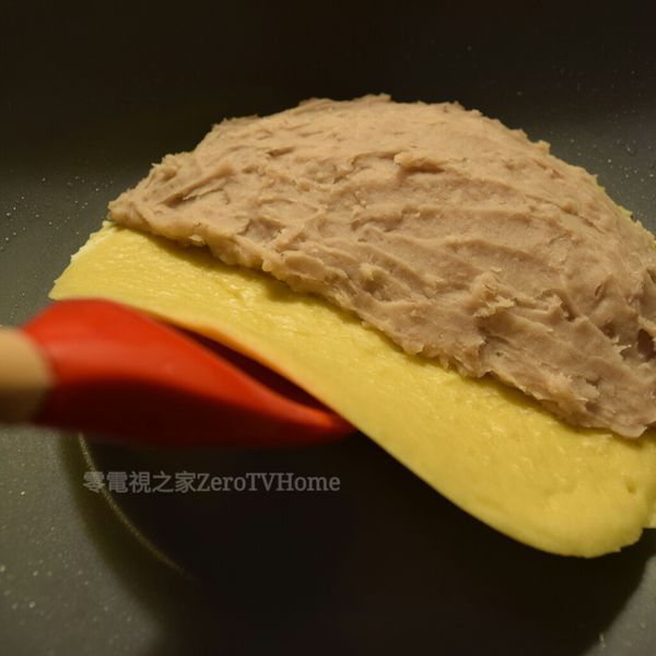 接著，用鍋鏟或者耐熱的橡皮刮刀，小心地將煎餅對折。
 
*不要折太用力唷！否則煎餅會裂開。