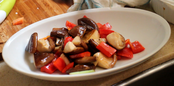 先加一點的油，熱鍋後，蔥先爆香，再下香菇、紅椒，炒好撈起配料。