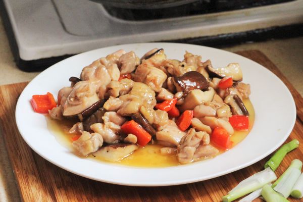 炒熟雞胸肉，再將剛撈起的配料下去一起炒，拌炒的過程中加上一點點的糖。