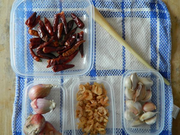 [蝦米辣椒糊]材料。
辣椒乾用溫水泡軟後，從中間剪開去種子。