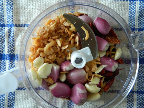 將[蝦米辣椒糊]材料切小塊，攪拌成糊。攪拌時可以加一點水和油。